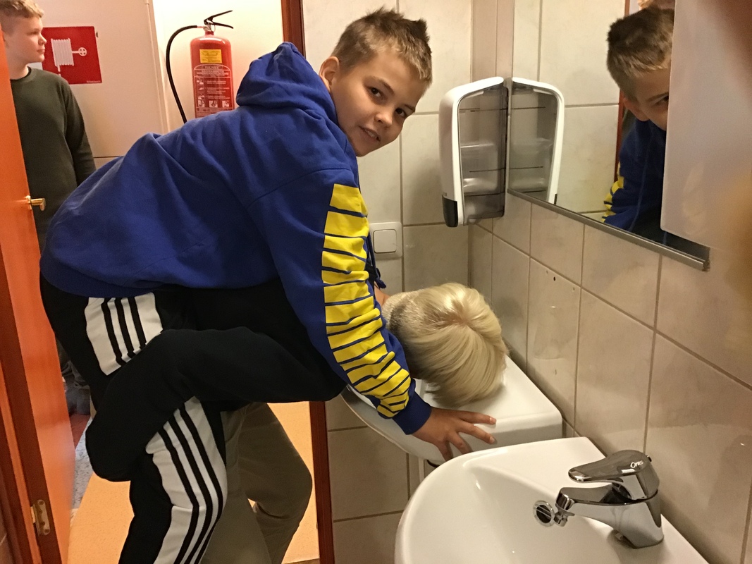 Reppu selässä juominen