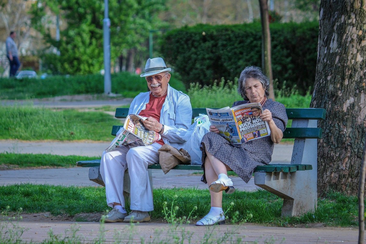 grandparents-2807673_1920.jpg