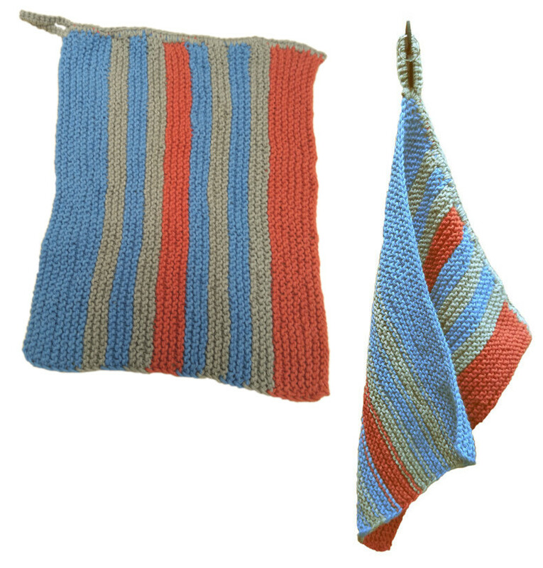 Valmis pyyhe pöydällä ja naulassa.