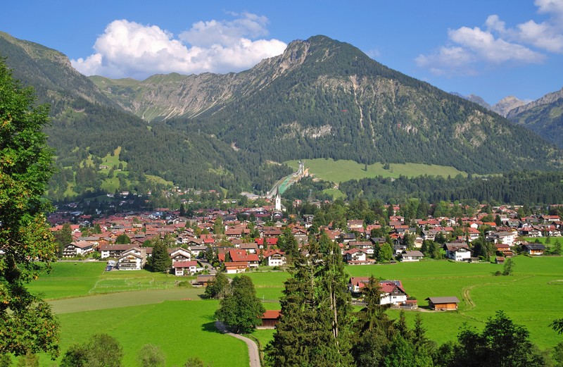 Alpit ulottuvat Etelä-Saksaan. Oberstdorf on yksi Keski-Euroopan mäkiviikon  paikkakuntia.
