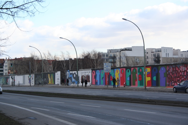 Berliinin muuria on jätetty paikoin muistomerkiksi. Muuri eristi toisen  maailmansodan jälkeen Länsi-Berliinin Itä-Saksan valtiosta. Osa Berliinistä  kuului siis Länsi-Saksalle. Saksat yhdistyivät v. 1989.