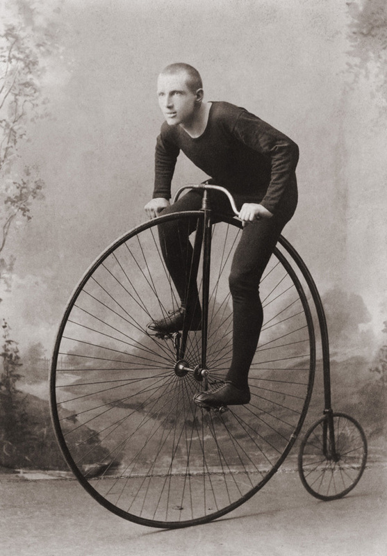 Tämän polkupyörän lempinimi on penny-farthing. Sehän muistuttaakin kahden euron ja viiden sentin kolikkoa peräkkäin. Penny-farthing-pyöriä käytettiin 1800-luvun lopulla. Niiden suosio ei ikinä kasvanut kovinkaan suureksi, sillä ajaminen oli haastavaa. Jopa pyörän selkään nouseminen vaatii taitoa ja apujakkaran.