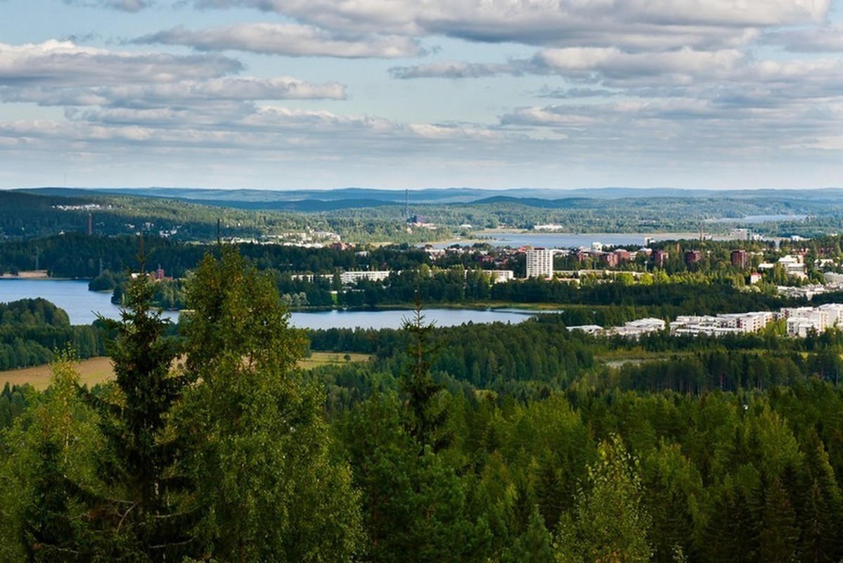 Jyväskylä on kaupunki Keski-Suomessa. Huomaa järvien ja metsien määrä.