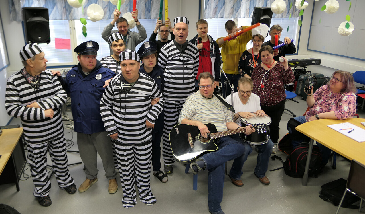 Arjen taidot Erityisryhmien kurssit Osallisuus teatteri.jpg Kuva teatteriryhmän harjoituksista.