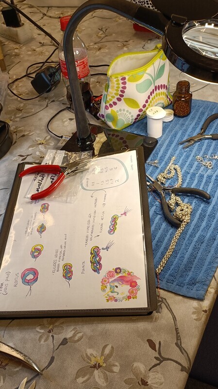 Kuvassa työvälineitä ja kirjalliset ohjeet.