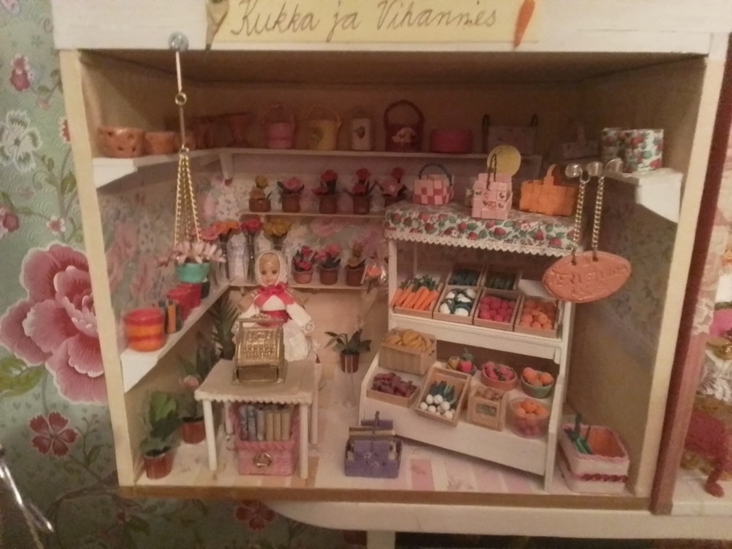 Kuvassa minikokoinen kukka- ja vihanneskauppa.