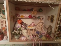 Kuvassa minikokoinen hattukauppa.