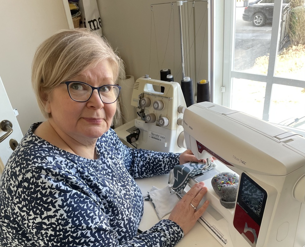 IMG_4476.jpeg Lähikuva opettajasta ompelukoneen edessä.