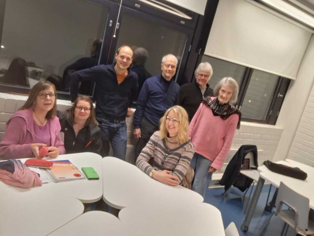 Kuvassa opiskelijat ryhmäkuvassa luokkahuoneessa.