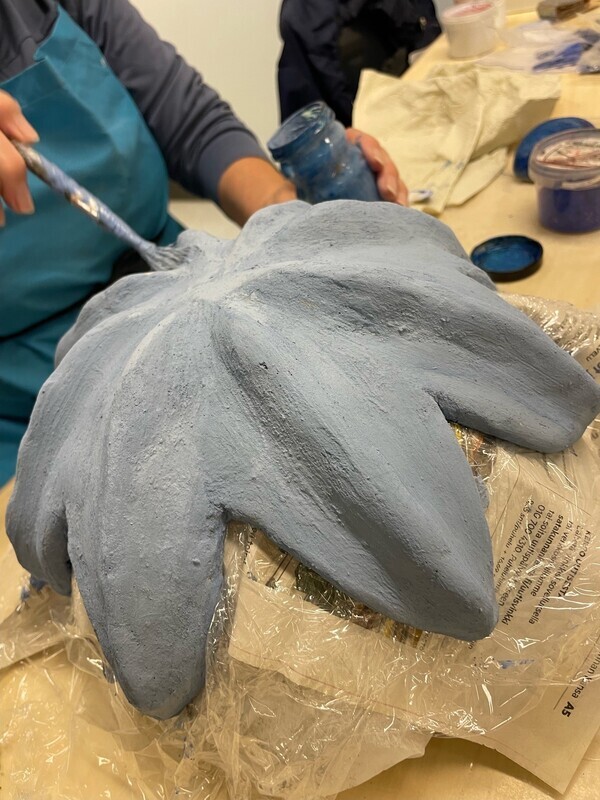 Kuvassa muotoilubetonista tehty suurikokoinen lehti.