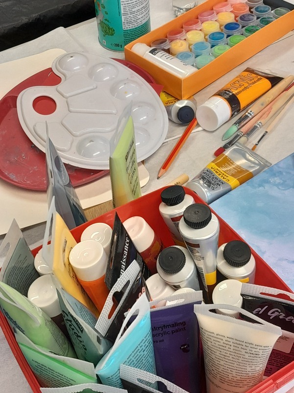 Kuvassa maalausvälineitä ja -tarvikkeita.