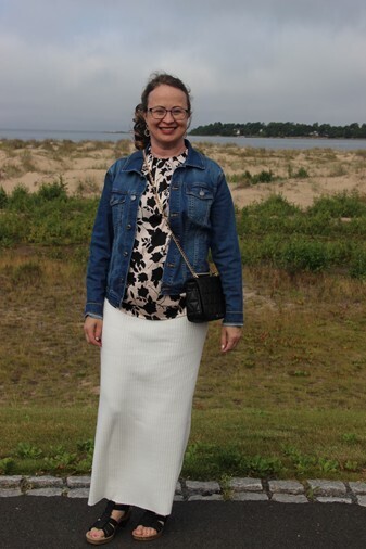 Lähikuva opettajasta taustalla merimaisema.