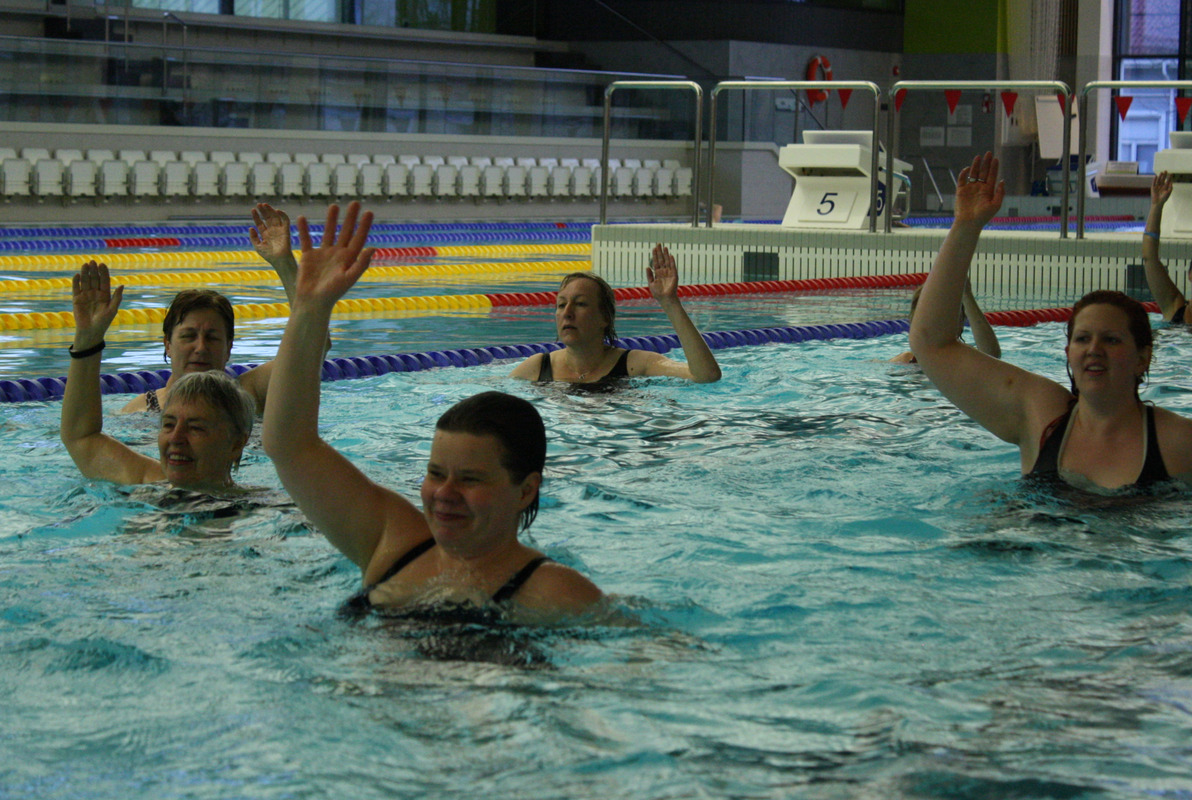 Kuvassa vesivoimistelijoita.