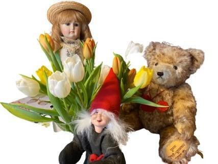 Kuvassa nukke, tonttu ja nalle.