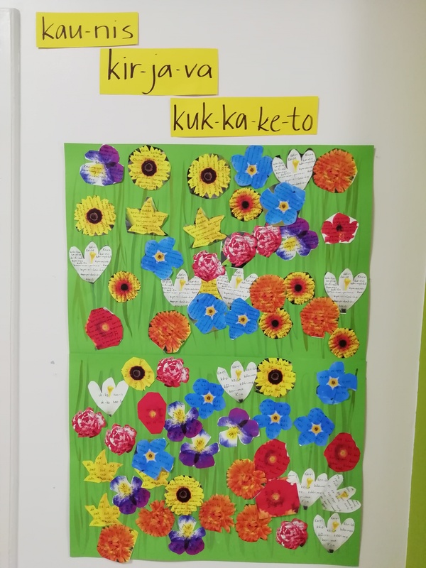 Kukkapeltoon luettiin k-tavu- ja -sanakukkia.