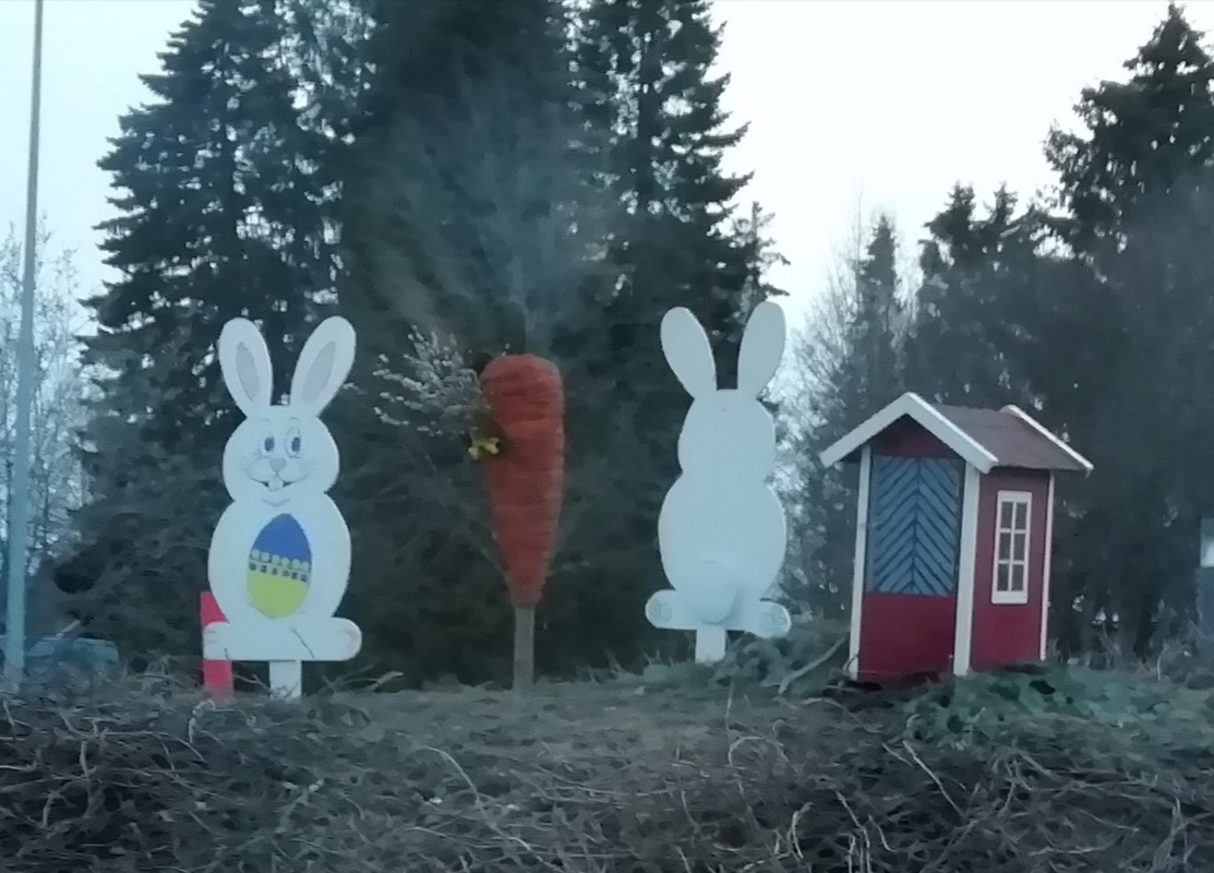 Pääsiäisen lähestyminen näkyy jo Kiikan liikenneympyrässä 🐰🥕🐰