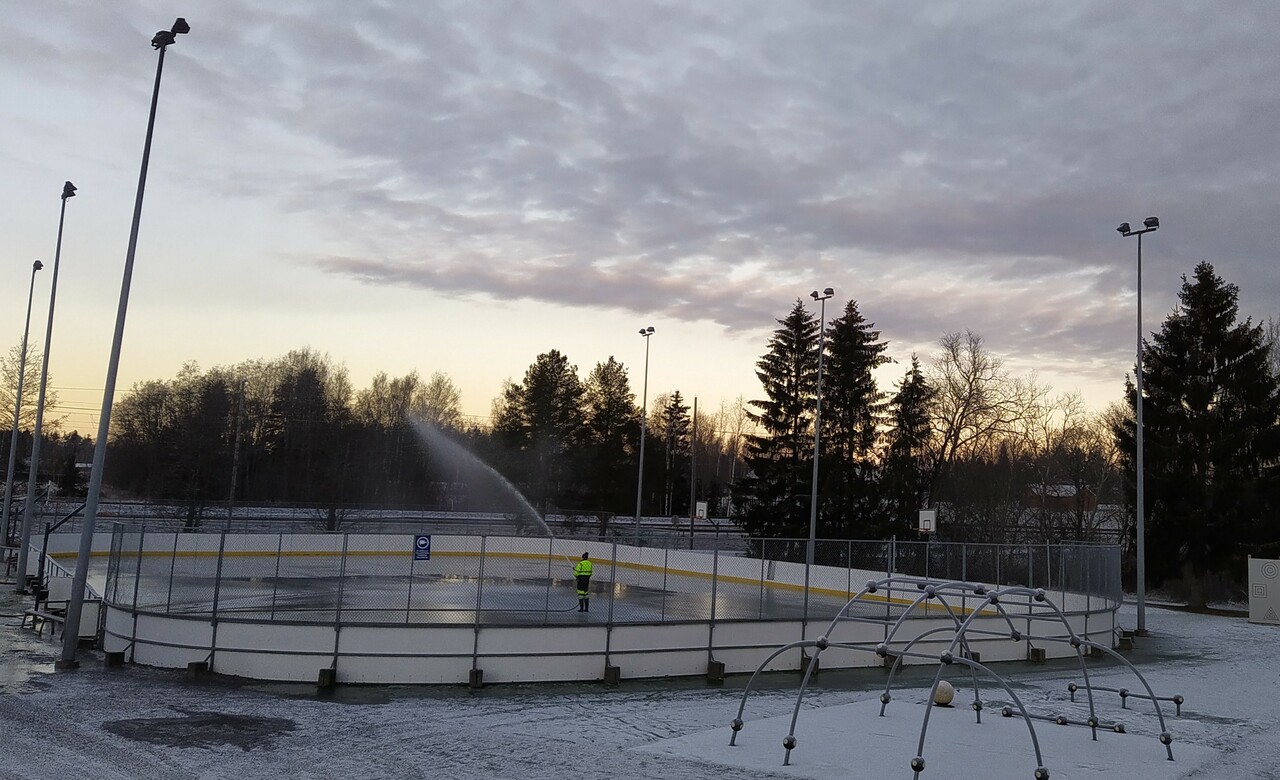 Luistelukentän jäädytys menossa Äetsän koululla. Jokohan loppuviikosta päästään luistelemaan? ❄️