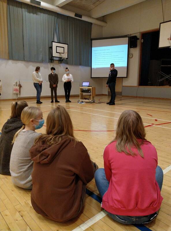 Jarkko Metsälä, Aapo Mäkitalo, Miia-Maria Mäkinen ja Veeti Pyhältö esittelivät Sastamalan nuorisovaltuuston toimintaa ja kertoivat tulevista nuorisovaaleista Äetsän koulun oppilaille 4.11.2021