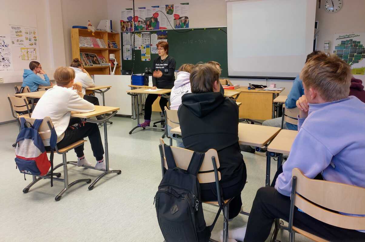4H:n Päivi Lindfors kertoi Äetsän koulun 9.-luokkalaisille kesätyöasioista.