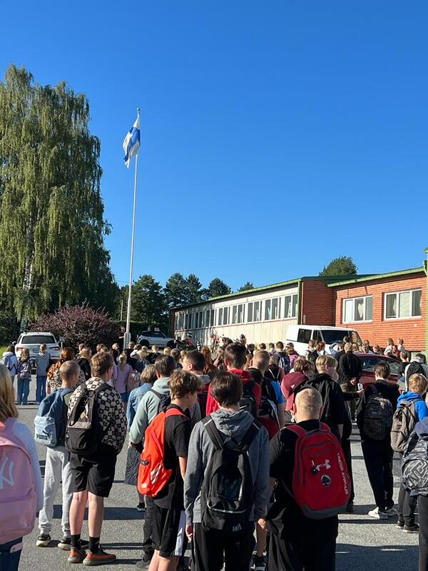 Äetsän koululla uusi lukuvuosi aloitettiin perinteisesti yhteisellä lipunnostolla 🇫🇮