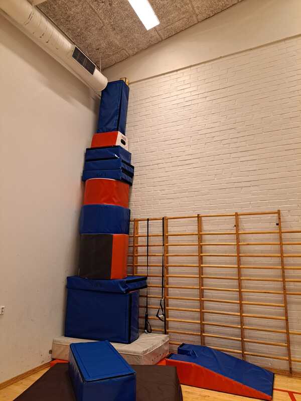 Äetsän koulun liikuntasaliin rakennettiin ennätyskorkea torni 🗼Rakentajina Adaliina, Anni, Elisa, Iida, Joanna, Mirella, Siiri ja Venla S.