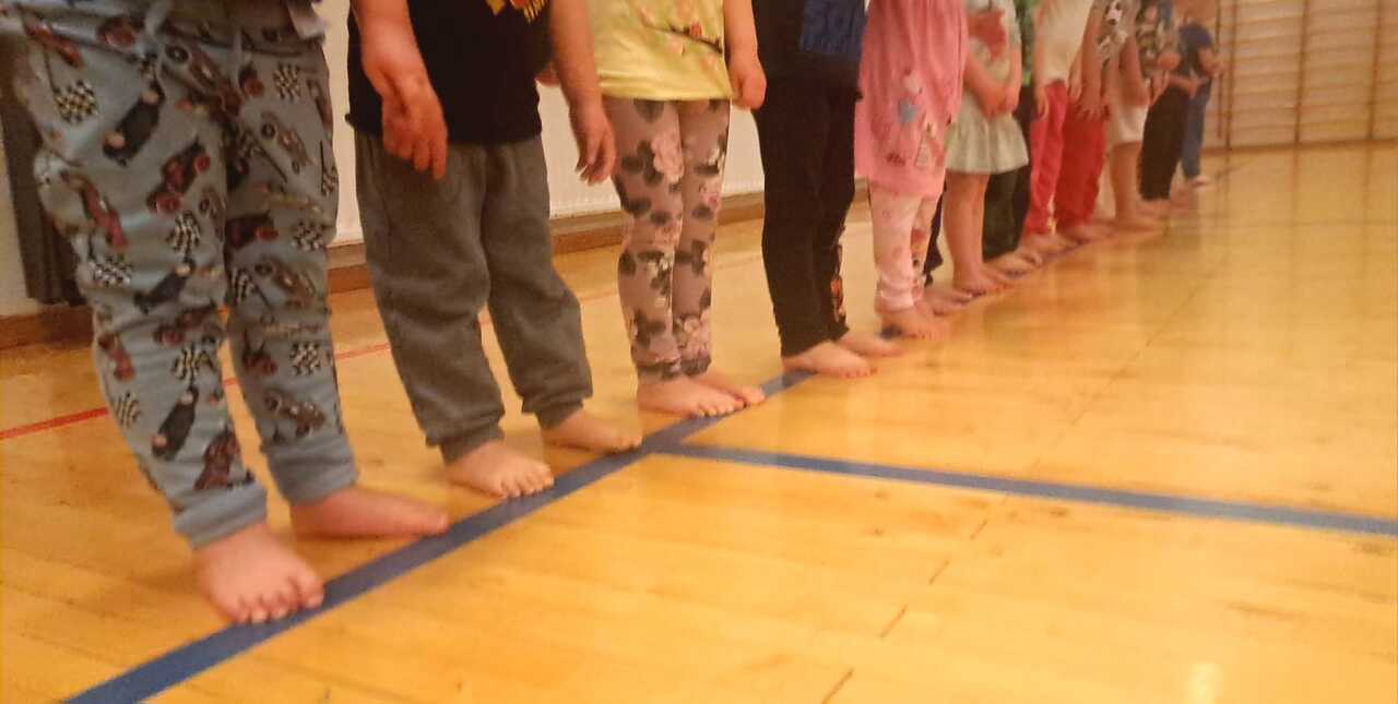 Kiikan päiväkodin lapset kävivät jumppaamassa Äetsän koulun salissa🤸