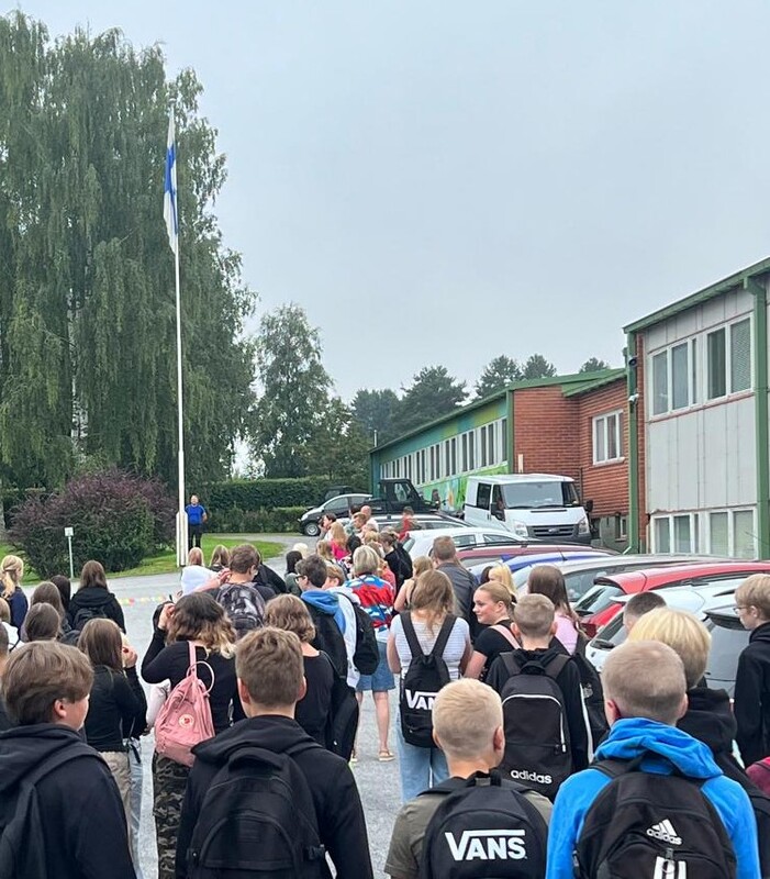 Lukuvuosi 2024-2025 alkoi Äetsän koulussa yhteisellä lipunnostolla ja Finlandia-hymnillä 🇫🇮🎵
