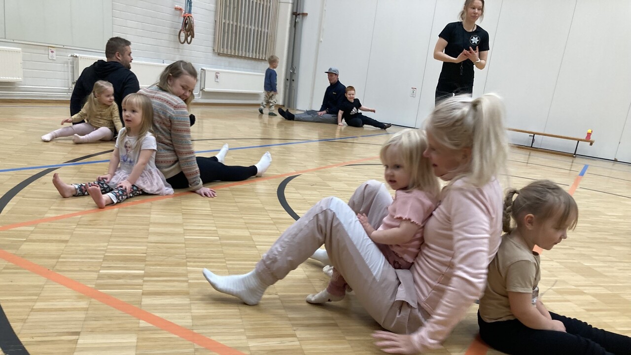 perhejumppa monta ihmistä.JPEG