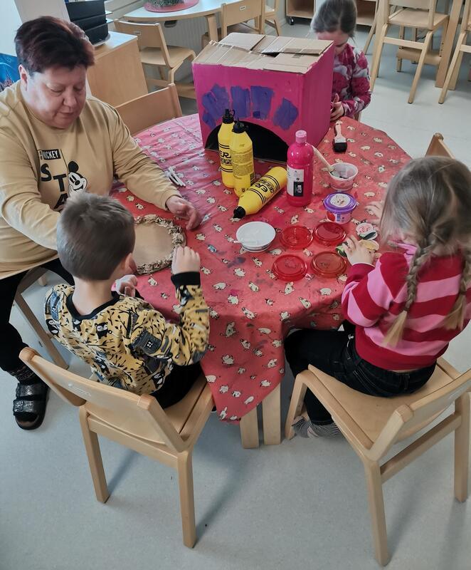 Pizzapohjien, uunin ja säilytyspurkkien tekoa