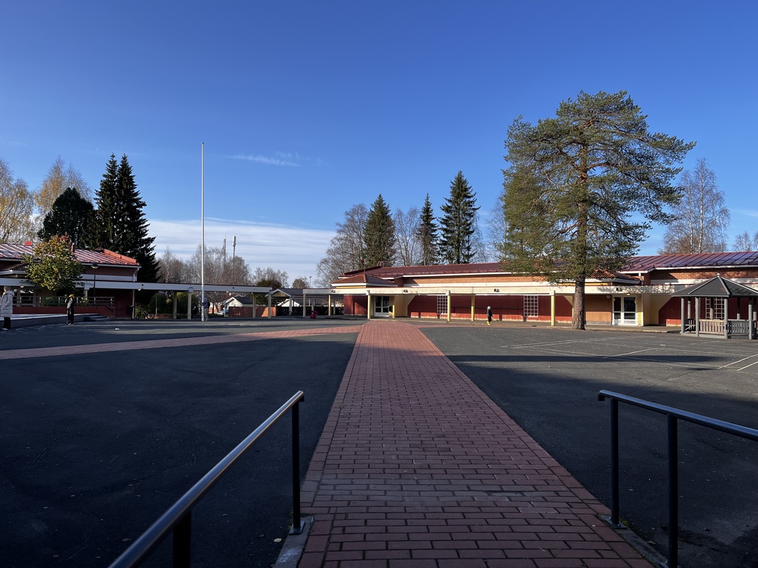 Lapsia Lapinniemen alakoulun ja esiopetuksen leikkipuistossa.