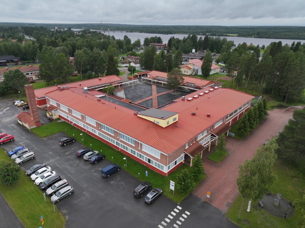 Lapinniemen koulu ylhäältäpäin kuvattuna.