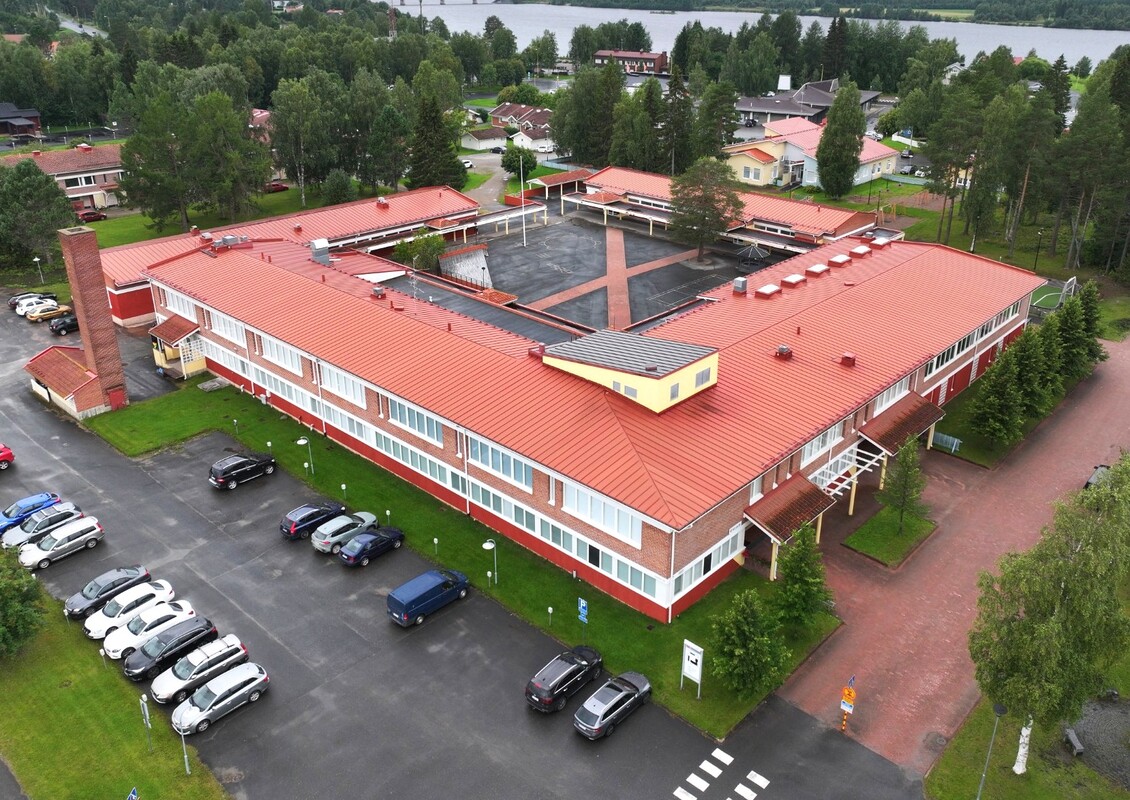 Koulun julkisivu koillisesta.jpg