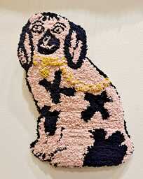 Teftattu koiran mallinen tekstiiliteos.