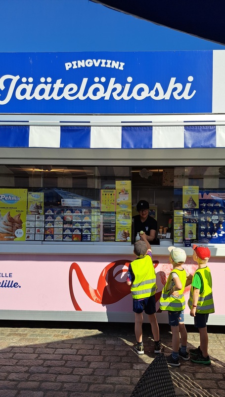 Förskolebarnen bjuds på glass!