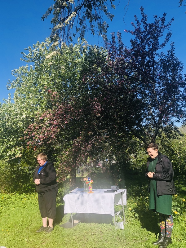 Vårkyrka ute i det fria.