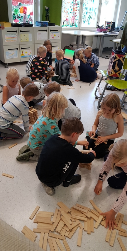 Vilken grupp hinner bygga det högsta tornet på 1minut?