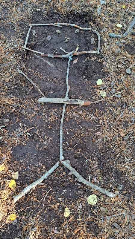 Vi gjorde självporträtt av naturmaterial i skogen