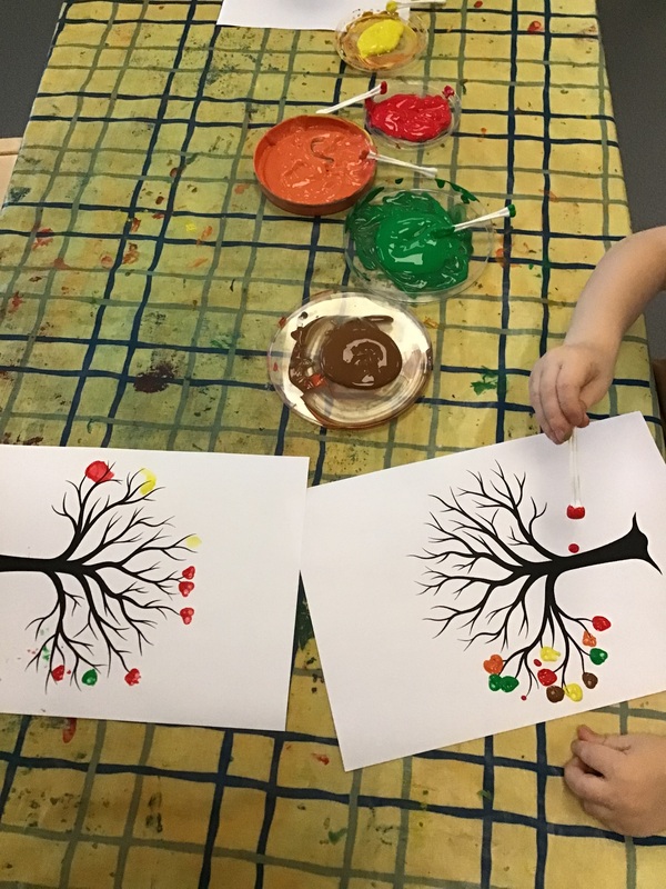 Träd med höstfärgade löv