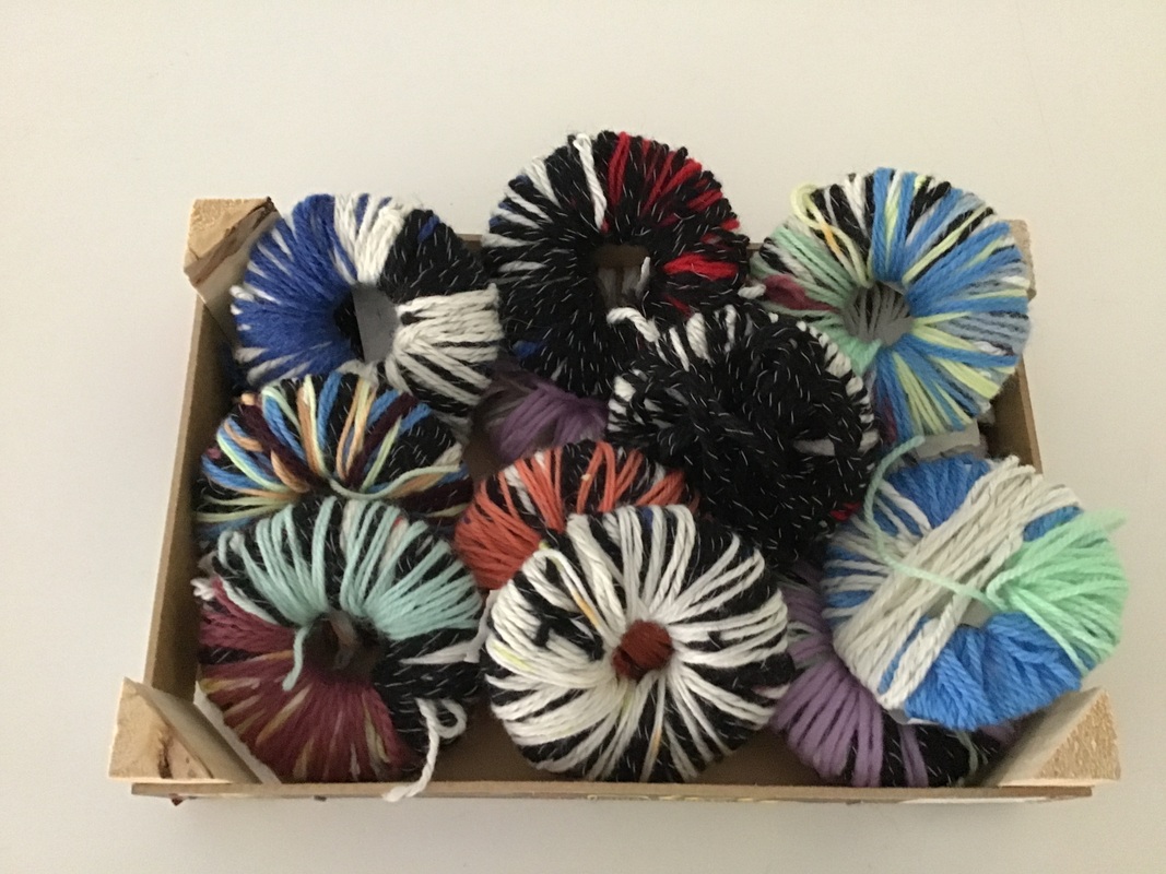 Vårt handarbetsprojekt - tofsar/garnbollar av reflexgarn