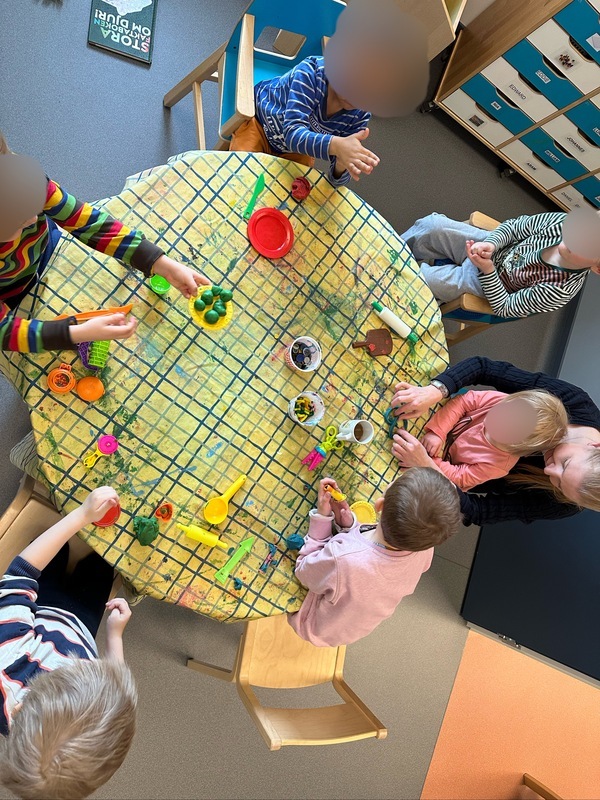 En konstnärlig stund när vi "bakade" pizzor, kringlor och bullar med modelleran