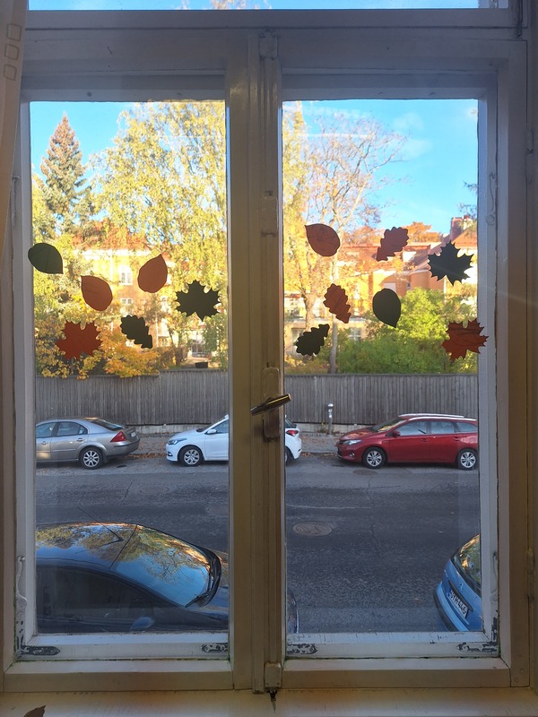 Bild av papperslöv som är satta upp i matsalens fönster.  16.10.2023