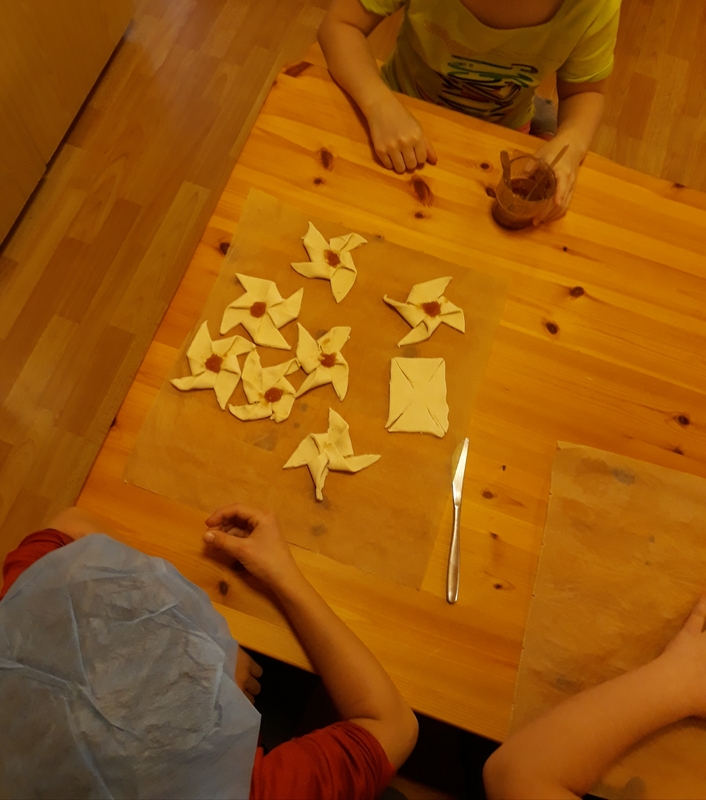 Torttujen leivontaa kakkosten kanssa joulumyyjäisiin.