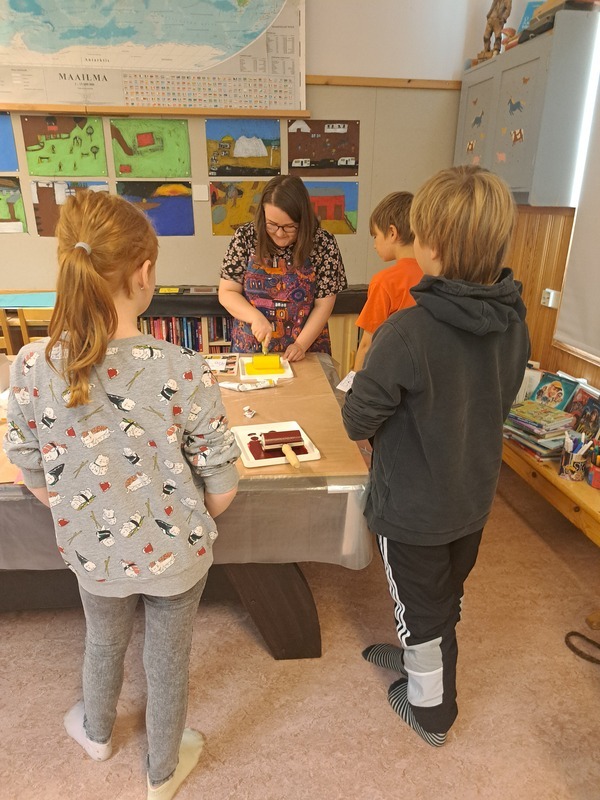 Taidegrafiikan paja Höytiän neloset kuvataiteilija Katri Pirin ohjauksessa!